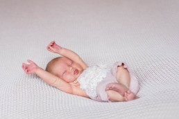 ujszulott fotozas-Gyermely-Tata-babafoto-gyermekfoto-csaladi foto (